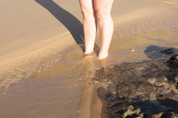 Mujer Con Los Pies Desnudos Agua Playa Arena — Foto de Stock