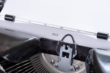 Siyah mürekkeple eski retro daktiloda yazıldı yardım