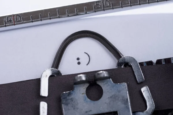 Signo Sonriente Escrito Una Vieja Máquina Escribir Retro — Foto de Stock