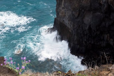 Kayalık sahil Madeira Atlantic okyanus suları üzerinde güzel manzaralı