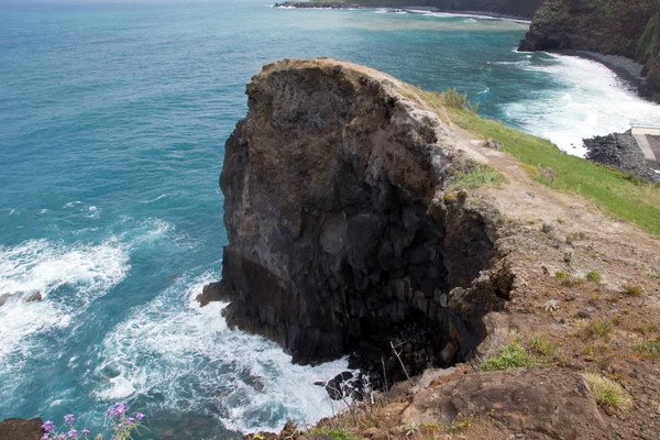 Costa Rochosa Madeira Com Uma Bela Vista Sobre Águas Oceano — Fotografia de Stock