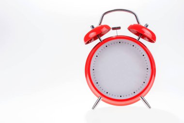Beyaz arka plan üzerinde izole numarasız eski kırmızı retro çalar saat
