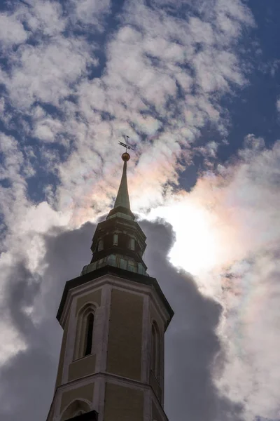 Templomtorony Előtt Felhők Nap — Stock Fotó