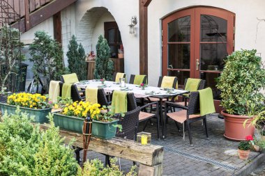 Yaz aylarında boş sandalye ve masa ile Bahçe restoran