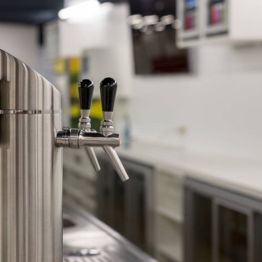 Barda gümüş bira muslukları. Seçici odaklama