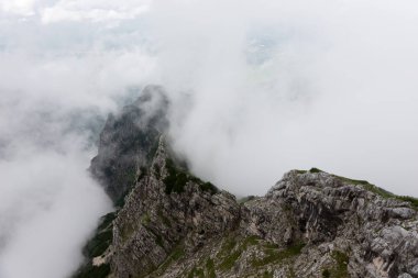 Bavyera Alpleri dağlarında sis, Almanya