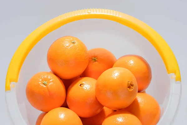 Πολλά Φρέσκα Πορτοκάλια Στο Πλαστικό Κουβά — Φωτογραφία Αρχείου