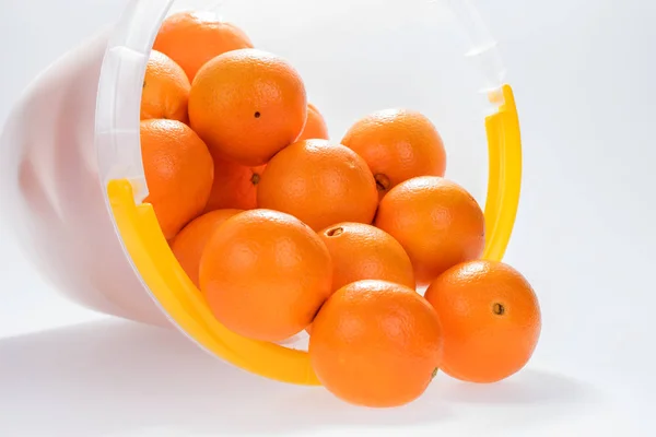Sok Friss Narancs Műanyag Vödörben — Stock Fotó