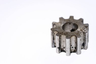 Gümüş eski metal dişli üzerinde beyaz izole çark