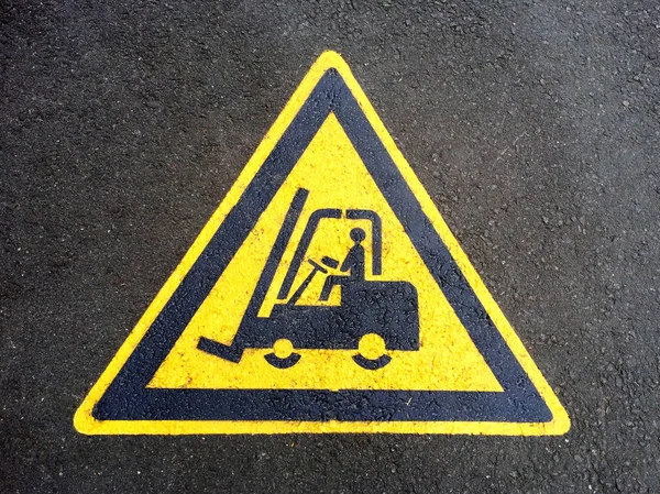 Forklift Kamyon Işareti Siyah Asfalt Üzerinde — Stok fotoğraf