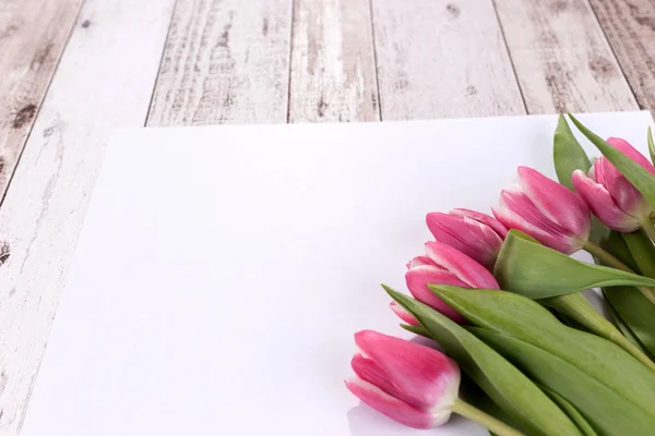 Tulipani Rosa Sfondo Legno Con Una Carta Bianca Vuota — Foto Stock