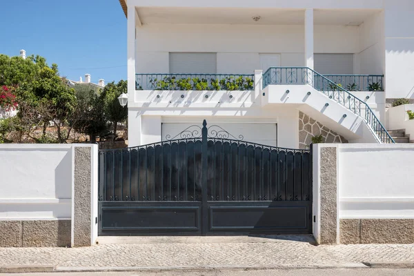 Yeni karanlık metal Çift Kişilik kapıları avluya araçların giriş için kapalı