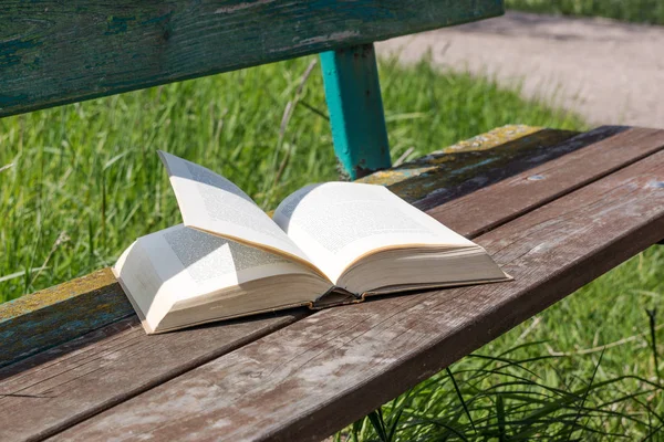 Open Boek Houten Bankje Zomer — Stockfoto