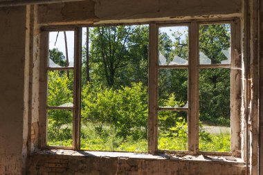 Terk edilmiş bir komplekste kırık pencereler, Lost Place