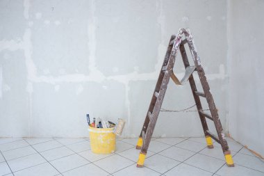 Ahşap merdiven ve kova yenilemek için oda içinde