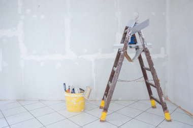 Ahşap merdiven ve kova yenilemek için oda içinde