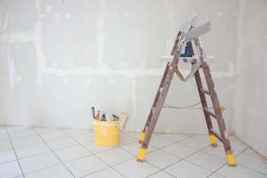 Ahşap merdiven ve kova yenilemek için oda içinde