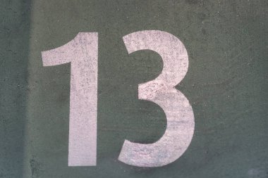 13 numara bir gri duvara boyalı