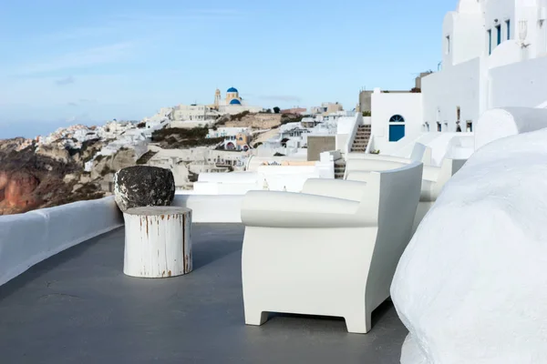 Terraço Branco Com Poltrona Vista Cidade Oia Santorini — Fotografia de Stock