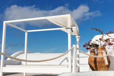 Oia, Santorini şezlong terasta gevşeme bölge