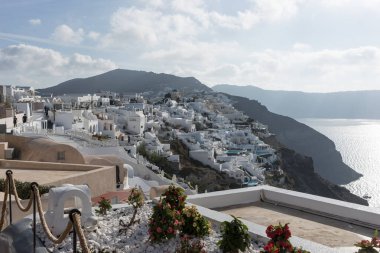 Santorini Adası üzerinde Oia şehir üzerinden güzel görünüm