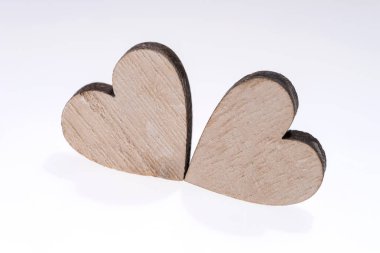 İki ahşap kalp izole, kavramı aşk, dating ve romantizm ile kopya alanı için