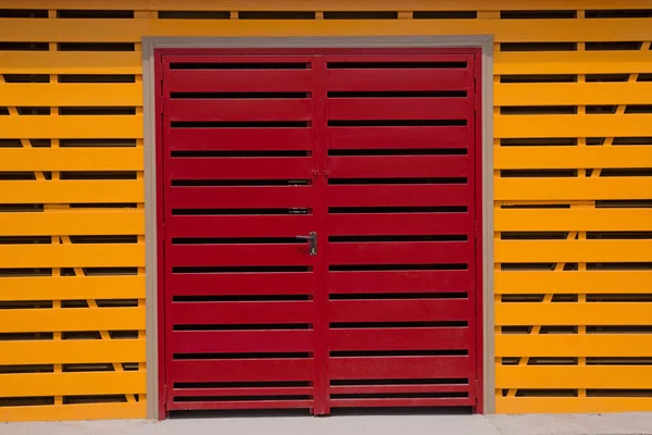 Puerta Roja Moderno Almacén Amarillo Madera —  Fotos de Stock