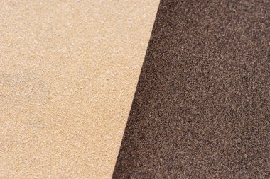 Aydınlık ve karanlık, kontrast arka planda iki zımpara yaprak