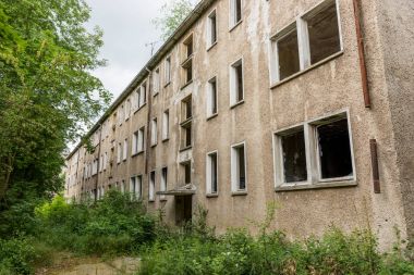 Terk edilmiş bir çok öykülü bina cephe