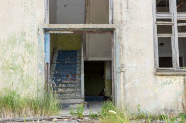 Eski terk edilmiş bir evde ön görünüm giriş