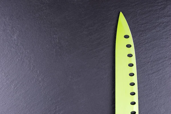 Cuchillo Cocina Verde Sobre Placa Pizarra Negra —  Fotos de Stock