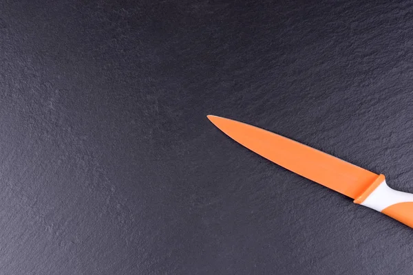 Kuchyňský Nůž Oranžové Barvy Černé Břidlicové Desky — Stock fotografie