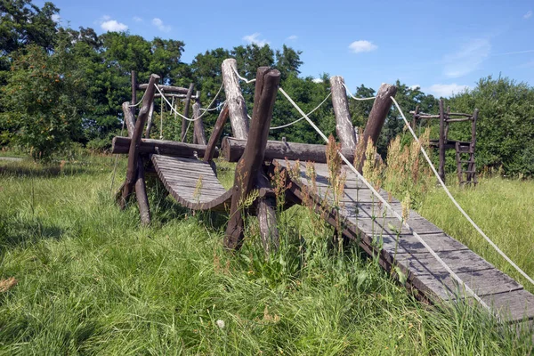 捨てられた子供の遊び場の古い木製の橋 — ストック写真