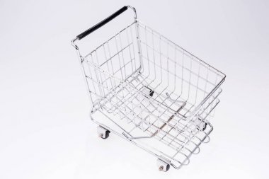 Boş alışveriş sepeti izole. Reklam gıda ürünleri ve giyim. Alışveriş kavramı