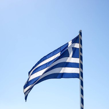 Yunanistan ulusal bayrak açık mavi gökyüzü arka planı