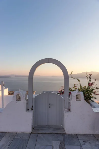 Deur Met Uitzicht Middellandse Zee Zonsondergang Oia Santorini — Stockfoto