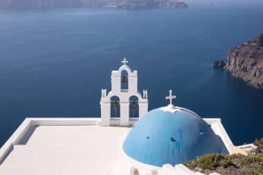 Ortodoks Kilisesi Santorini Adası üzerinde Ege Denizi'ne bakan