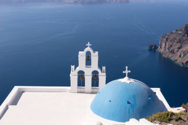 Ortodoks Kilisesi Santorini Adası üzerinde Ege Denizi'ne bakan