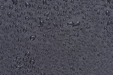 Su siyah arka plan üzerine bırakır. Siyah arka plan