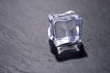 Siyah arka plan üzerine izole tek Ice cube