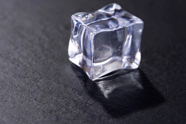 Cube Glace Isolé Sur Fond Noir — Photo