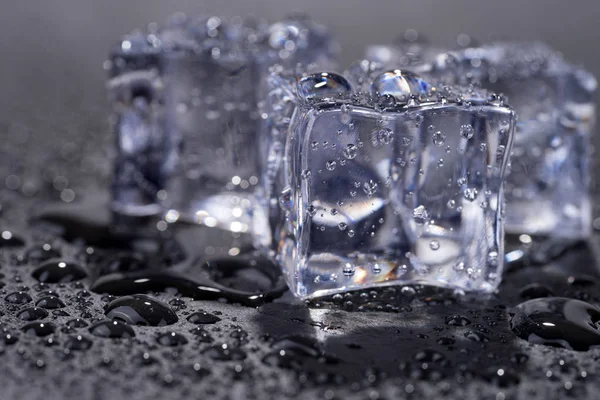 Tres Cubitos Hielo Con Gotas Agua Aisladas Sobre Fondo Negro —  Fotos de Stock