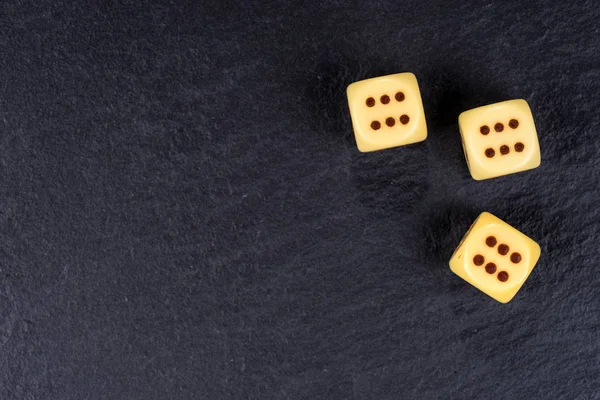 黑色背景上有三个骰子 六边丁与褐色点 — 图库照片
