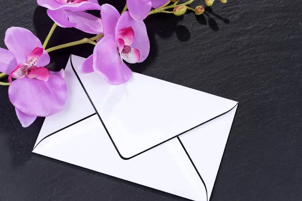 Cartão Luto Branco Com Orquídeas Como Decoração Sobre Fundo Preto — Fotografia de Stock