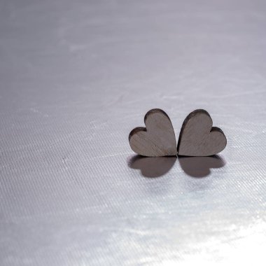 Gümüş arka plan, aşk, dating ve romantizm ile kopya alanı için kavram üzerinde iki ahşap kalp