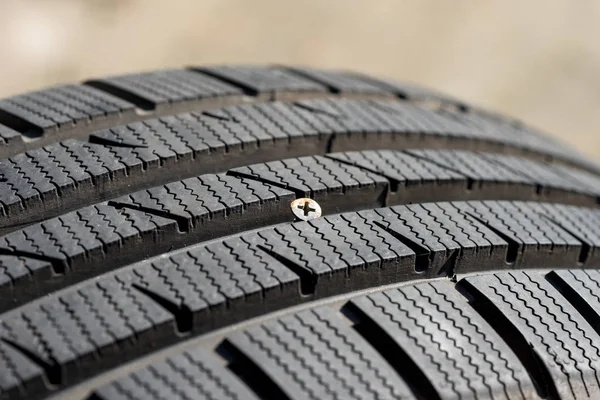 修理前损坏轮胎的金属螺丝 — 图库照片