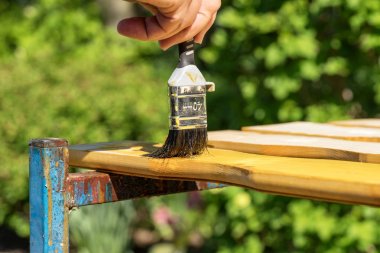Boya fırçası ile hava koruma için kahverengi sırlıdır closeup