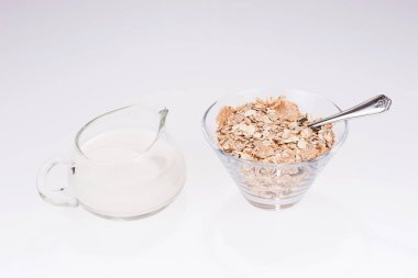 Kahvaltılık gevrek bir cam kabın içinde süt cam ile