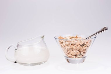 Kahvaltılık gevrek bir cam kabın içinde süt cam ile