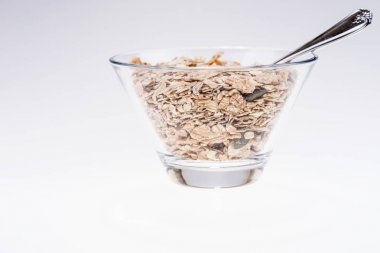 Bir cam kabın içinde Mısır gevreği izole